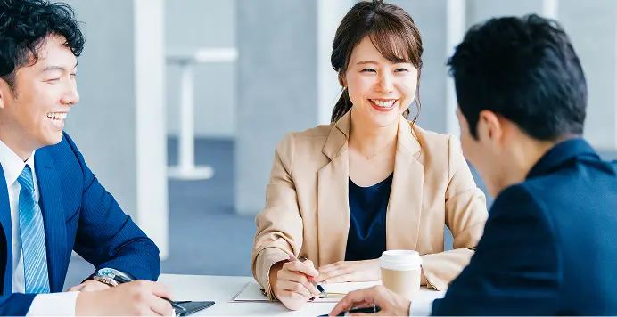 ビジネスの場で打ち合わせをする男女の様子